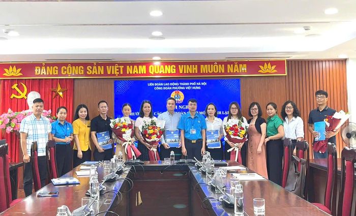 Ban Chấp hành Công đoàn phường Việt Hưng tặng hoa chúc mừng các công đoàn cơ sở thành lập mới. Ảnh: PV