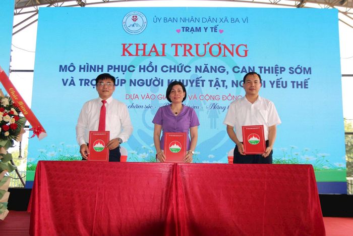 Ký kết chương trình phối hợp giữa Trạm Y tế xã Ba Vì và Bệnh viện Phục hồi chức năng Hà Nội, Bệnh viện đa khoa Ba Vì. Ảnh: Vân Linh