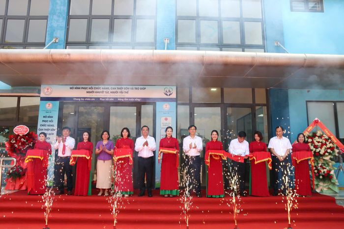 Các đại biểu cắt băng khai trương mô hình. Ảnh: Vân Linh