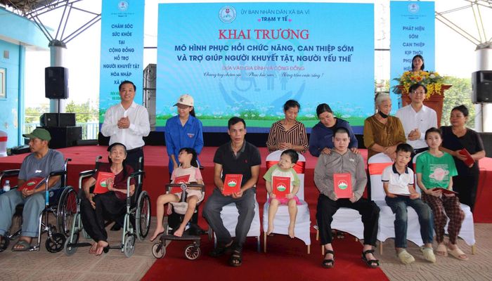 Ban Tổ chức trao tặng quà cho người khuyết tật, người yếu thế. Ảnh: Vân Linh