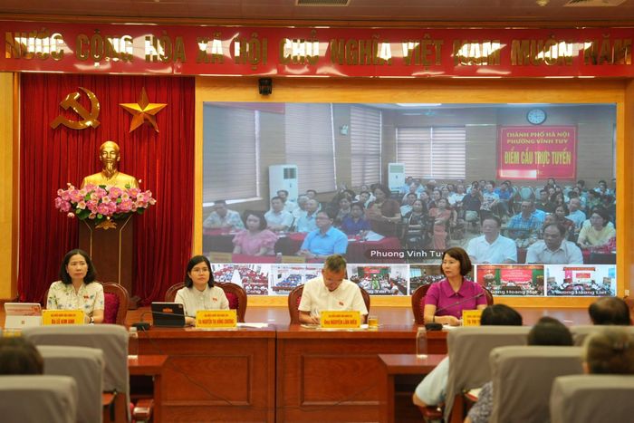 Hội nghị được tổ chức tại điểm cầu trụ sở HĐND - UBND phường Bạch Mai kết nối trực tuyến tới điểm cầu các phường trong Đơn vị bầu cử số 3. Ảnh: Vân Hà