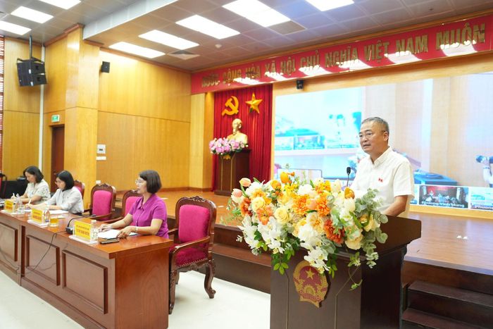 PGS.TS Nguyễn Lân Hiếu thay mặt các đại biểu Quốc hội - Đơn vị bầu cử số 3 phát biểu tiếp thu, làm rõ một số ý kiến, kiến nghị của cử tri. Ảnh: Vân Hà