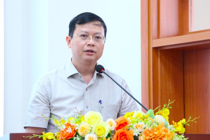 Giám đốc Sở Giáo dục và Đào tạo Hà Nội Nguyễn Văn Hiền phát biểu tại hội nghị. Ảnh: MH