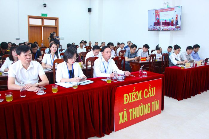 Lãnh đạo và cử tri xã Thường Tín tham dự tại điểm cầu chính. Ảnh: MH