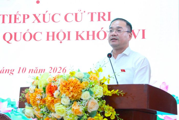 Đại biểu Quốc hội chuyên trách Đoàn đại biểu Quốc hội thành phố Hà Nội Nguyễn Ngọc Việt tiếp thu ý kiến, kiến nghị của cử tri. Ảnh: MH