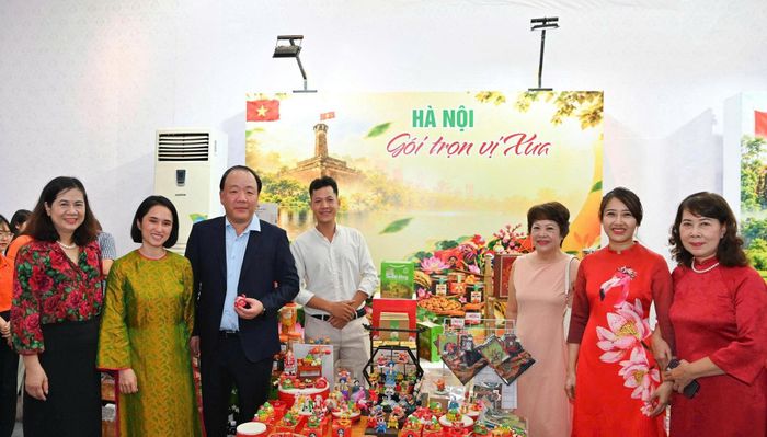 Hàng trăm sản phẩm được trưng bày và bán trực tiếp tại chương trình. Ảnh: V.H