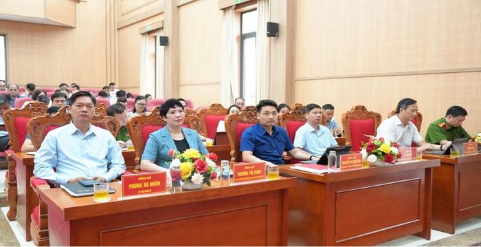 Sau khi sơ kết công tác xây dựng Đảng, xây dựng hệ thống chính trị 9 tháng đầu năm, triển khai nhiệm vụ trọng tâm 3 tháng cuối năm 2026, hội nghị cũng tiến hành quán triệt, triển khai Nghị quyết của Đảng uỷ và Kế hoạch của UBND xã về việc tập trung xử lý nghiêm các công trình vi phạm quy định về đất đai, trật tự xây dựng, không bảo đảm an toàn PCCC trên địa bàn. Ảnh: AK