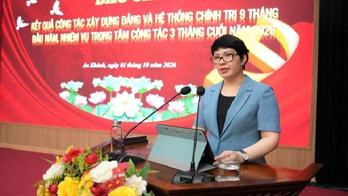 Phó Bí thư Thường trực Đảng ủy xã An Khánh Trương Thị Dung trình bày báo cáo tóm tắt tại hội nghị. Ảnh: AK