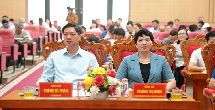 Bí thư Đảng ủy xã An Khánh Phùng Bá Nhân, Phó Bí thư Đảng ủy xã An Khánh Trương Thị Dung cùng các đại biểu tham dự hội nghị. Ảnh: AK