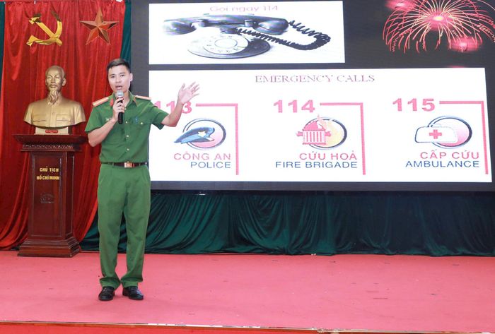 Thiếu tá Nguyễn Thanh Tùng, Giảng viên Học viện Phòng cháy chữa cháy và Cứu nạn cứu hộ hướng dẫn kiến thức, kỹ năng PCCC và CNCH cho lực lượng tại cơ sở. Ảnh: Việt Thắng