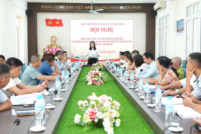 Bí thư Đảng ủy, Chủ tịch HĐND xã Phù Đổng Đặng Thị Huyền phát biểu tại hội nghị. Ảnh: Sơn Nguyễn