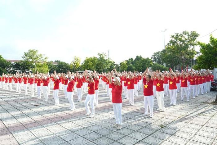 Người cao tuổi tham gia đồng diễn thể dục. Ảnh: Vân Thư