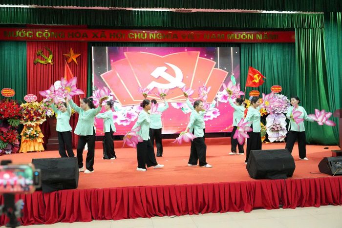 Người cao tuổi tham gia biểu diễn văn nghệ. Ảnh: Vân Thư