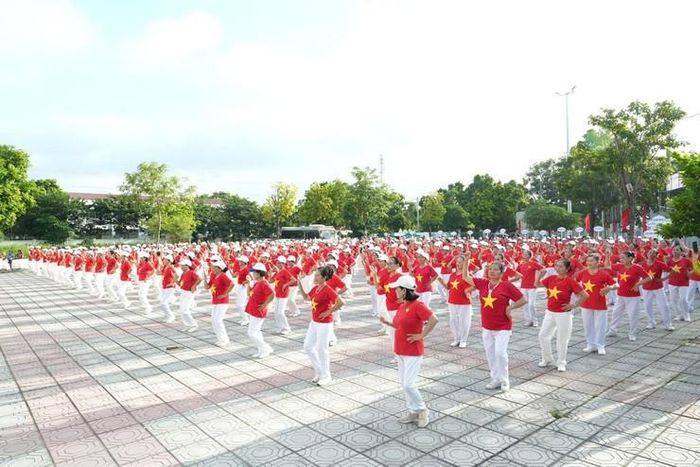 Người cao tuổi xã Thuận An tham gia đồng diễn "Khỏe vì nước". Ảnh: Vân Thư