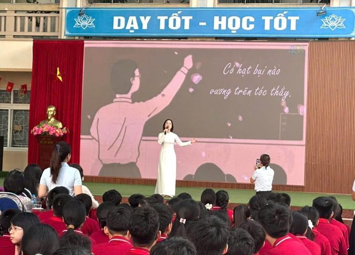 Một số tiết mục văn nghệ đặc sắc do các cô giáo, các em học sinh biểu diễn tại chương trình. Ảnh: Linh Chi