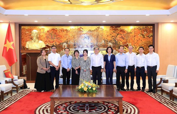 Đại diện lãnh đạo và cán bộ thành phố Hà Nội cùng Đoàn đại biểu Hiệp hội Bán dẫn Đông Nam Á. Ảnh: Liên Hà