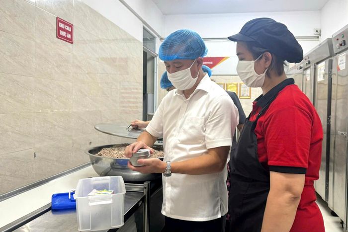 Kiểm tra, hướng dẫn công tác lưu mẫu bảo đảm đúng quy trình, quy định. Ảnh: Mai Hoa