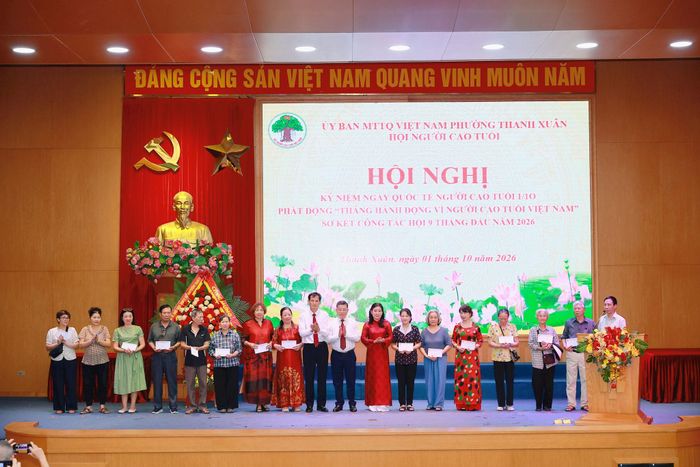 Lãnh đạo phường Thanh Xuân trao quà hỗ trợ các hội viên người cao tuổi có hoàn cảnh khó khăn. Ảnh: PV
