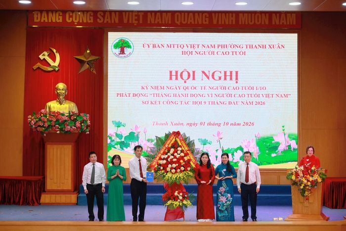 Lãnh đạo phường Thanh Xuân tặng hoa chúc mừng Hội Người cao tuổi phường nhân Ngày Quốc tế Người cao tuổi 1-10. Ảnh: PV