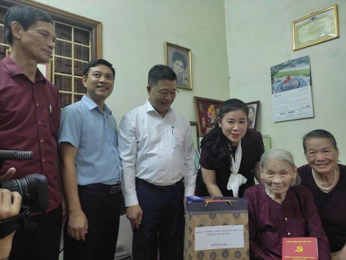 Đoàn lãnh đạo phường Thanh Xuân do Phó Bí thư Thường trực Đảng ủy phường Trần Thị Thu Hà làm trưởng đoàn thăm, tặng quà cụ Hồ Thị Khuê, sinh năm 1924, là mẹ liệt sĩ. Ảnh: PV