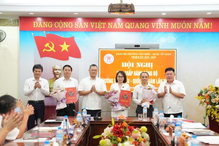 Hội nghị trao Quyết định của Thành ủy Hà Nội với các ông, bà được chỉ định tham gia Ban Chấp hành Đảng bộ phường Văn Miếu - Quốc Tử Giám, nhiệm kỳ 2025 - 2030. Ảnh: Vân Hà