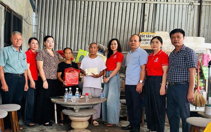 Đại diện Hội Người cao tuổi và Hội Chữ thập đỏ xã Mỹ Đức thăm, tặng quà người cao tuổi trên địa bàn xã. Ảnh: Biên Phạm