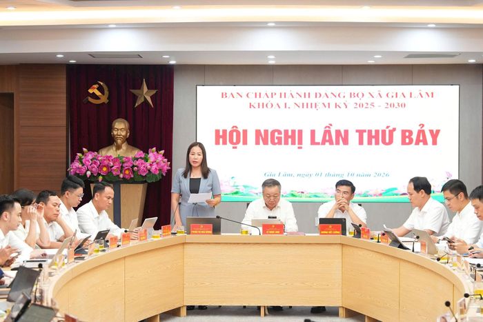Phó Bí thư Thường trực Đảng ủy, Chủ tịch HĐND xã Gia Lâm Phùng Thị Hoài Hương điều hành phần thảo luận tại hội nghị. Ảnh: PV