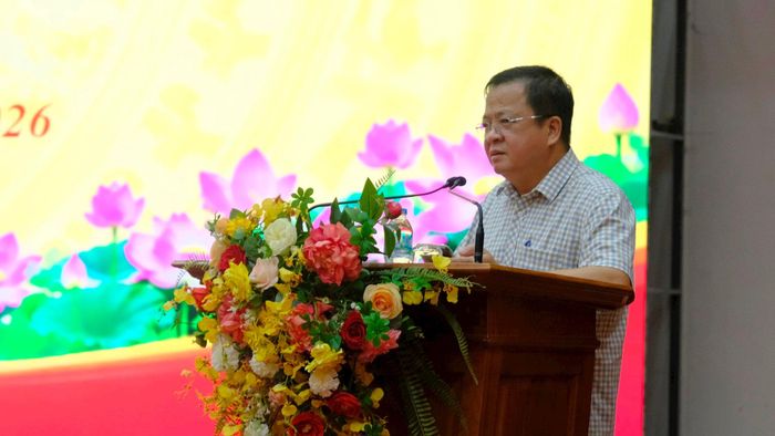 Giám đốc Trung tâm Kiểm soát bệnh tật thành phố Hà Nội Bùi Văn Hào trao đổi về công tác phòng, chống sốt xuất huyết trên địa bàn Cầu Giấy. Ảnh PV