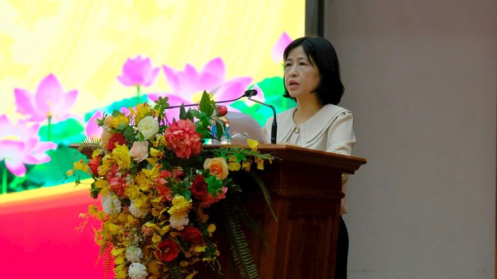 Phó Chủ tịch UBND phường Cầu Giấy Nguyễn Thị Thu Hà phát biểu tại hội nghị. Ảnh PV