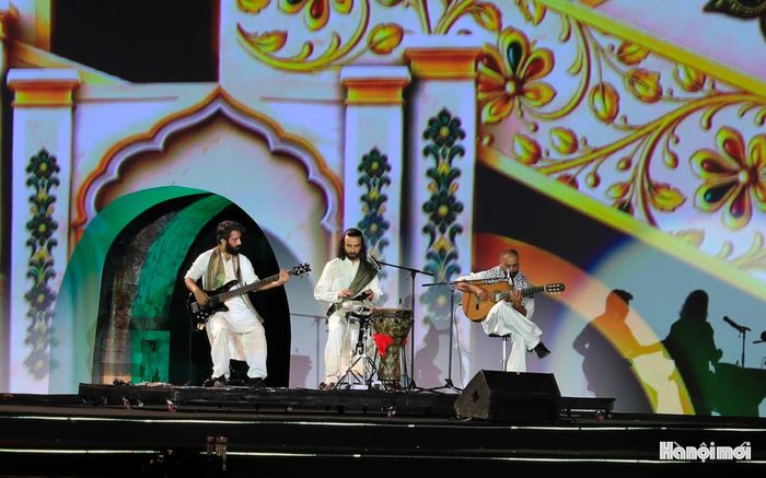 Các nghệ sĩ Pakistan biểu diễn tác phẩm “Intebah”.