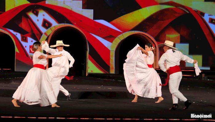 Màn biểu diễn múa của các nghệ sĩ Peru.