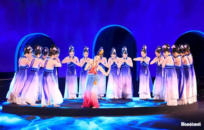 Điệu múa uyển chuyển trong không gian cổ kính.