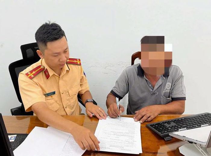 Lực lượng CSGT làm việc với người vi phạm. Ảnh: Cục CSGT