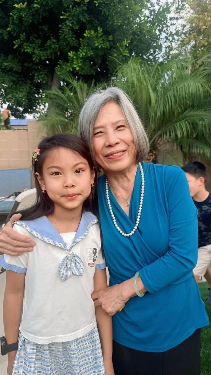 "Mừng ngày vui của gia đình. Xin giới thiệu với cả nhà đây là bà nội 88 tuổi của Talia (tên con gái Thanh Thảo) đó! Bà nội giỏi cả ba thứ tiếng Hoa - Anh - Việt và sáng tác nhiều ca khúc ca ngợi Chúa rất tuyệt vời. Bà nội thường xuyên tập thể thao, ăn uống healthy nên trẻ khoẻ vậy á! Có ai thấy Talia có nét của bà nội không?", Thanh Thảo chia sẻ.