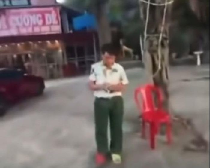 Nhân viên bảo vệ nhà hàng lớn tuổi liên quan đến vụ việc. Ảnh cắt từ video