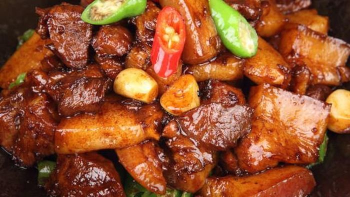 Đĩa thịt ba chỉ rang cháy cạnh màu vàng óng đẹp mắt, từng miếng thịt đậm đà thấm vị nước sốt chuẩn công thức, thơm lừng mùi hành tỏi mà không bị khô cứng. Ảnh minh họa