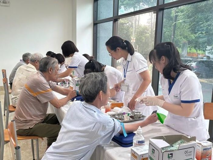 Việt Nam hiện có hơn 14 triệu người cao tuổi, kéo theo nhu cầu chăm sóc sức khỏe ngày càng tăng.