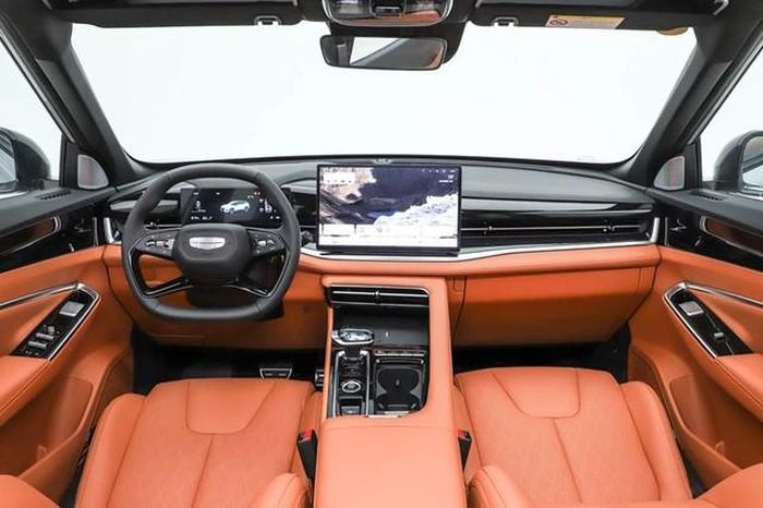 Khoang nội thất của Geely Boyue 2027 được thiết kế theo phong cách buồng lái bao quanh