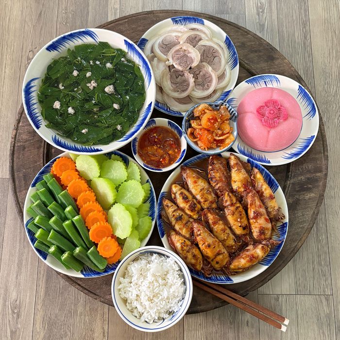 âm cơm mùa thu của chị Vũ Thu Hương (Hà Nội) với nhiều món ăn quen thuộc, được kết hợp hài hòa, bắt mắt.