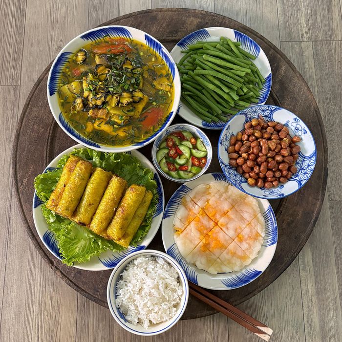 Một mâm cơm gia đình mùa thu đầy đặn, nhiều màu sắc và dễ áp dụng cho bữa ăn hằng ngày.
