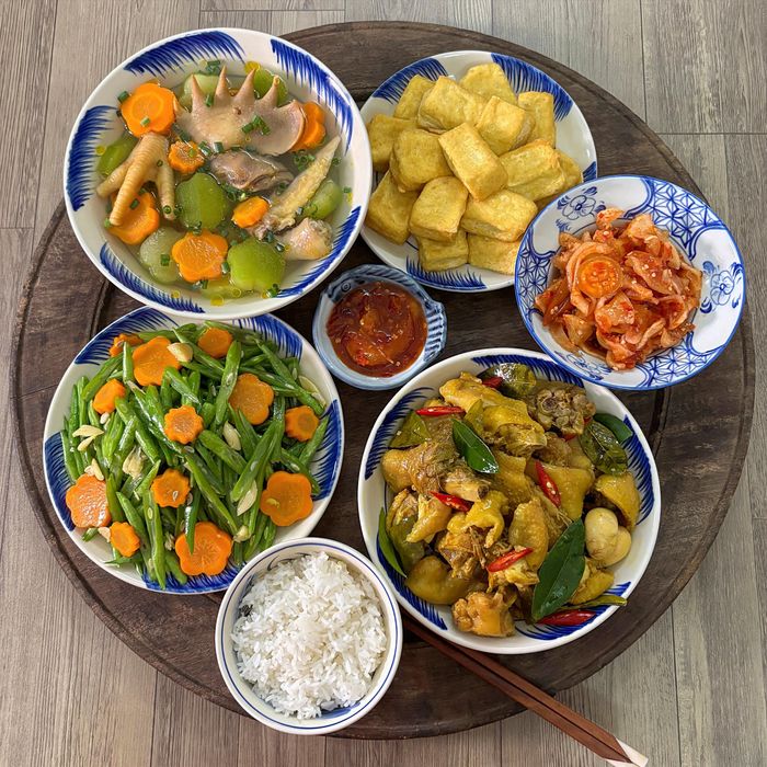 Mâm cơm gia đình dân dã với những món ăn quen thuộc, thích hợp cho ngày thu.