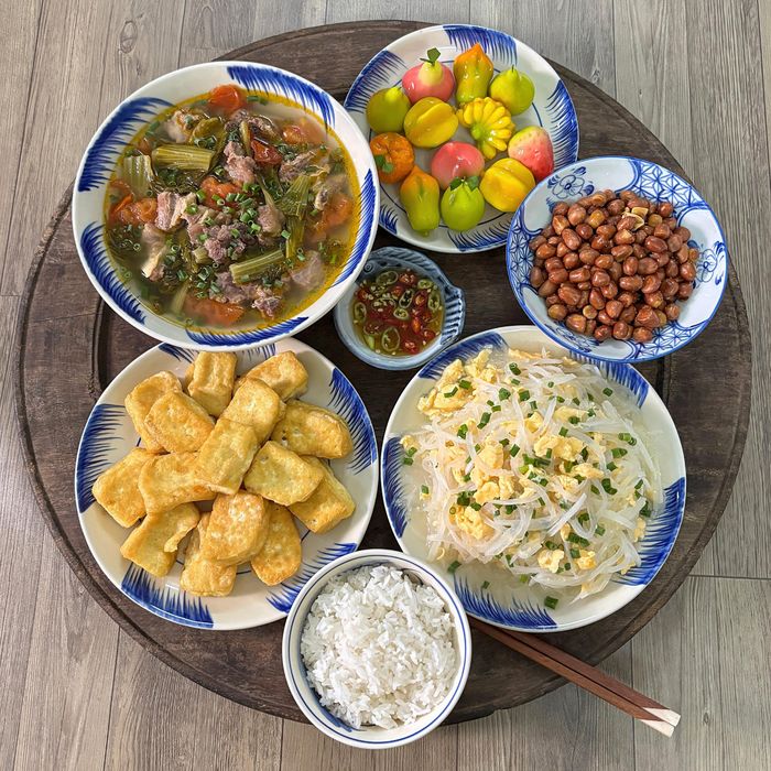 Mâm cơm mùa thu nhiều màu sắc với các món ăn gia đình được trình bày bắt mắt.