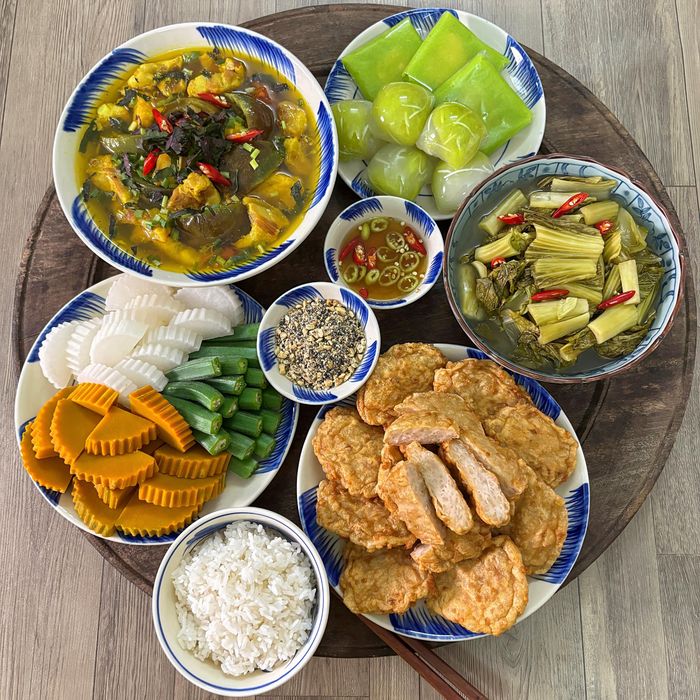 Mâm cơm mùa thu với các món ăn gia đình quen thuộc, cách phối hợp món mặn, món rau và món canh hài hòa.