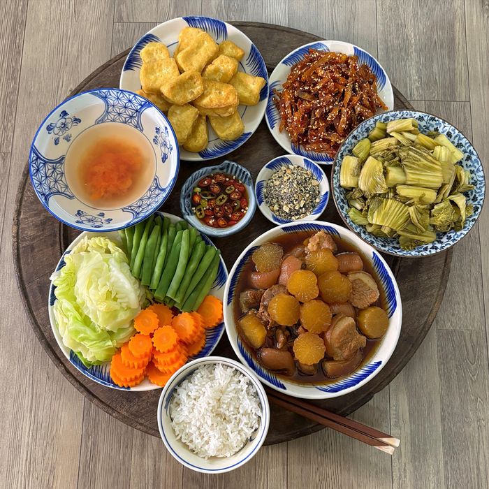 Một mâm cơm gia đình do chị Vũ Thu Hương chuẩn bị, gợi ý thực đơn đa dạng cho những ngày thu.