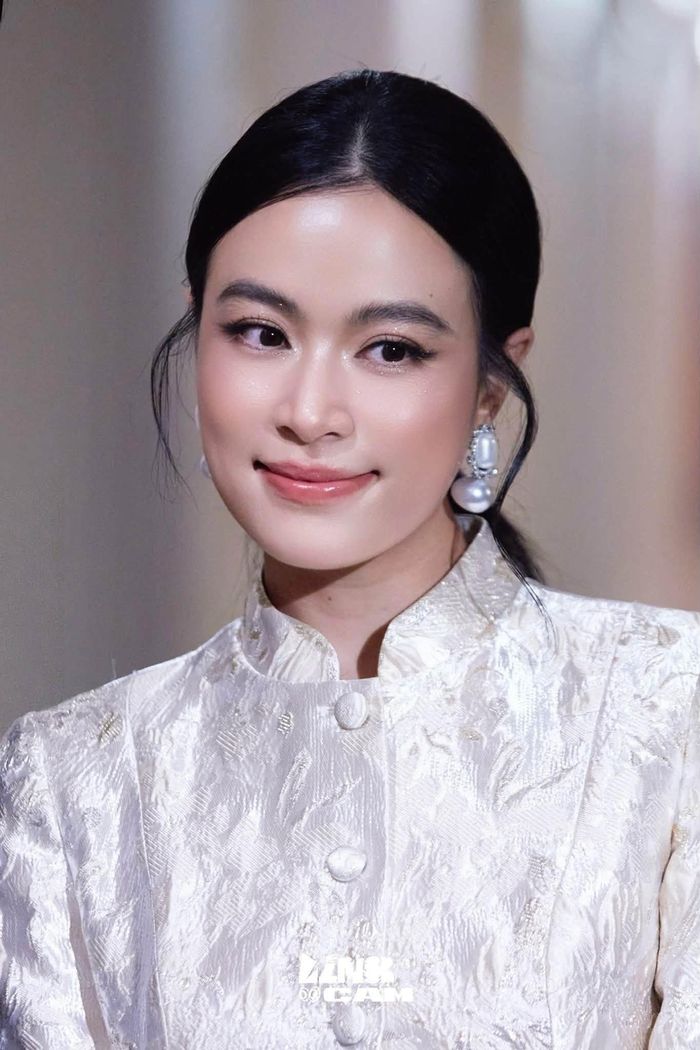 Mới đây, Hoàng Thùy Linh xuất hiện trong bộ ảnh mới với trang phục có phong cách chỉn chu, gam màu trang nhã. Điểm thu hút nằm ở cách kết hợp chiếc áo đứng phom với chân váy mềm mại, tạo sự cân bằng giữa sắc nét và vẻ ngoài nữ tính.