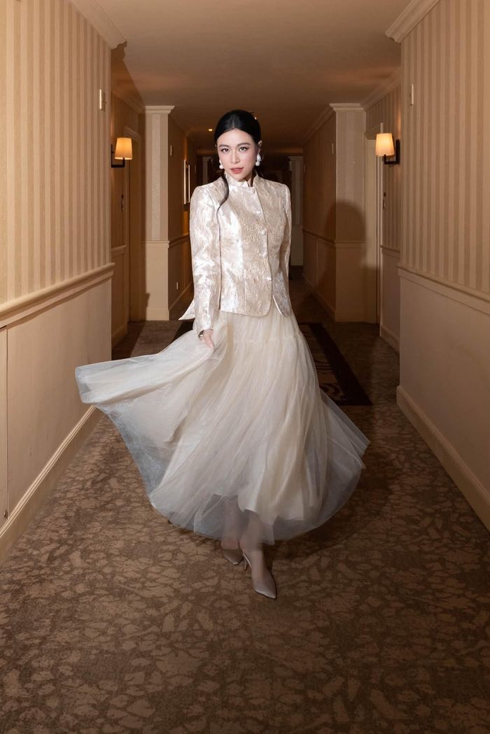 Điểm nhấn của outfit được Hoàng Thùy Linh nhấn vào đôi mắt với đường kéo nhẹ ở đuôi và hàng mi cong. Chân mày được tạo kiểu dáng gọn gàng, má phủ sắc hồng nhẹ, kết hợp son tông hồng có độ bóng. Sự phối hợp giữa đôi mắt sắc son và màu môi dịu dàng giúp mặt vừa nổi bật trước ống kính, vừa hài hòa với trang phục sáng màu.