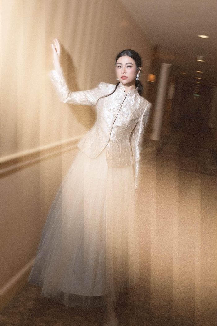 Hoàng Thùy Linh sinh năm 1988, lớn lên tại Hà Nội. Cô là hot girl, diễn viên trước khi lấn sân và thành công với vai trò ca sĩ. Năm 2019, cô phát hành album 'Hoàng' tổng kết 10 năm ca hát, gây tiếng vang với các bản hit: Để Mị nói cho mà nghe, Kẻ cắp gặp bà già, Duyên âm,... Cùng năm, cô đoạt danh hiệu Nghệ sĩ Việt Nam xuất sắc châu Á ở giải MAMA tại Hàn Quốc. Về đời tư, cô vẫn giữ kín dù nhiều năm nay vướng nhiều đồn đoán.