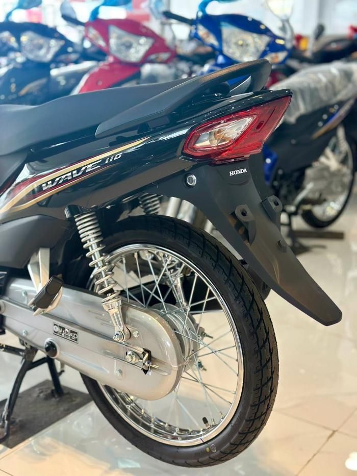 Khu vực người lái được trang bị bảng đồng hồ kết hợp giữa các thông tin hiển thị dạng analog và đèn báo điện tử.