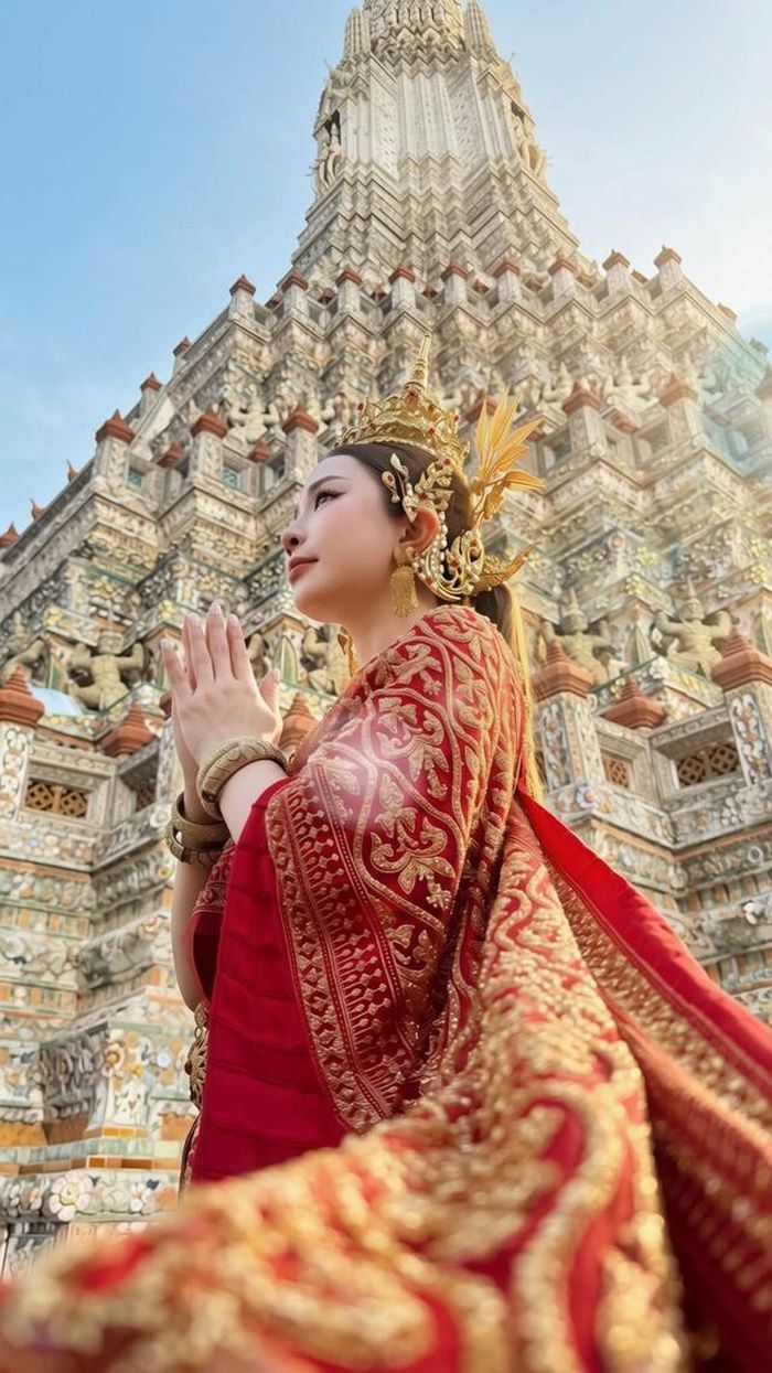 Ngày 15/7/2026, Việt Anh và Quỳnh Nga cùng chia sẻ những khoảnh khắc tình cảm trong chuyến đi Nga. Trong đoạn video, nam diễn viên chăm sóc, chụp ảnh và dỗ dành Quỳnh Nga. Những hình ảnh vốn từng khiến khán giả tò mò nhiều năm nay được chính hai người chủ động chia sẻ. Quỳnh Nga cũng xác nhận hai người đã yêu nhau hơn một năm. Theo nữ diễn viên, chuyến đi Nga kéo dài khoảng 20 ngày, vừa phục vụ công việc vừa là dịp để cả hai có thêm thời gian bên nhau.