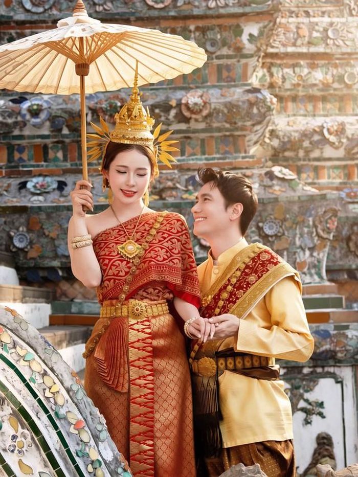 Tin đồn tình cảm giữa họ bắt đầu rộ lên từ khoảng năm 2019. Thế nhưng suốt nhiều năm sau đó, Việt Anh và Quỳnh Nga đều không xác nhận mối quan hệ yêu đương. Họ vẫn gặp gỡ bạn bè, đi chơi, tham gia sự kiện và xuất hiện cùng nhau khá tự nhiên.